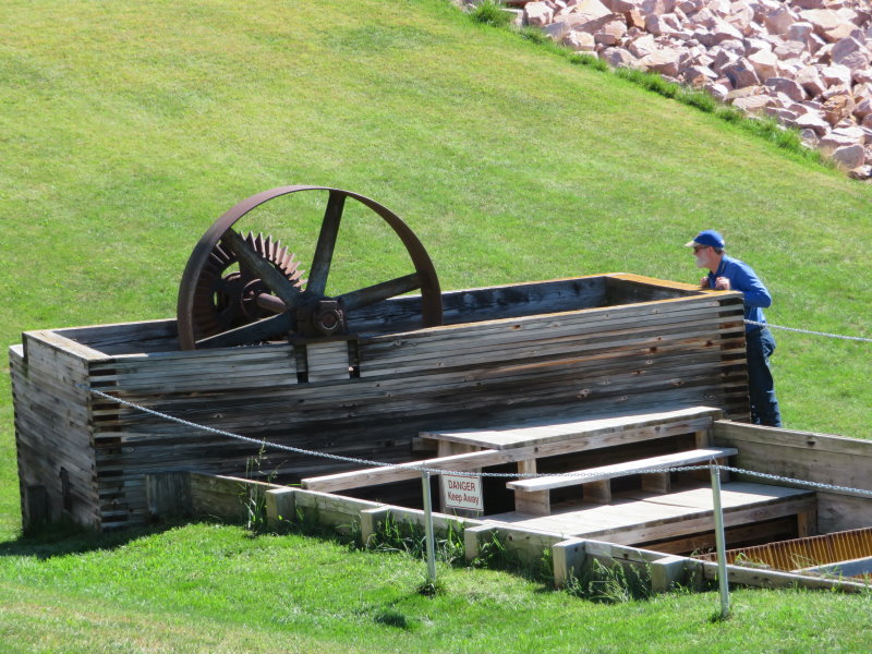 Vertical water wheel and mill driving wheel 